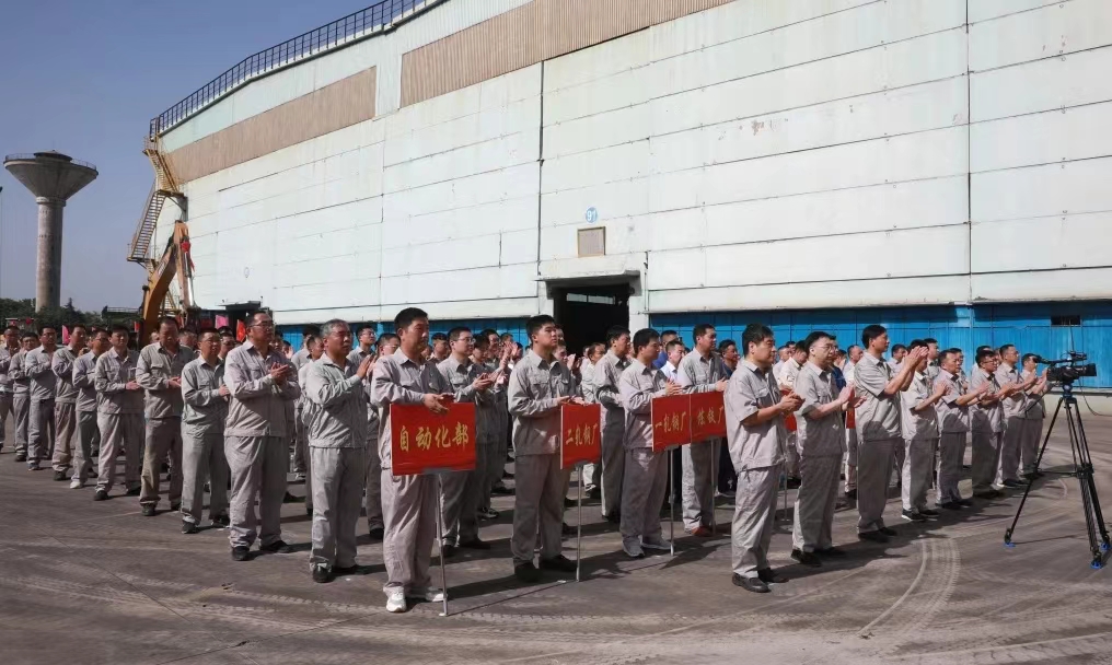 8月11日上午，舞鋼公司460mm厚板連鑄機(jī)項目開工儀式舉行。舞鋼公司黨委書記、董事長吝章國，舞鋼市委常委、宣傳部部長、副市長郭愛珍，中冶京誠煉鋼工程技術(shù)所總經(jīng)理安邦，中冶集團(tuán)首席專家陳衛(wèi)強(qiáng)，武鋼綠城副總經(jīng)理冀廣超，大河環(huán)科黨委副書記、總經(jīng)理劉永剛等出席開工儀式。據(jù)了解，460mm連鑄機(jī)項目是舞鋼公司推進(jìn)結(jié)構(gòu)優(yōu)化、綠色低碳轉(zhuǎn)型的重要戰(zhàn)略部署。該項目建成后，可以充分發(fā)揮舞鋼的裝備優(yōu)勢和技術(shù)優(yōu)勢，不僅對舞鋼開展前沿技術(shù)研究，引領(lǐng)寬厚板行業(yè)發(fā)展意義重大，而且將進(jìn)一步提升地區(qū)金屬材料產(chǎn)業(yè)鏈的整體實力。