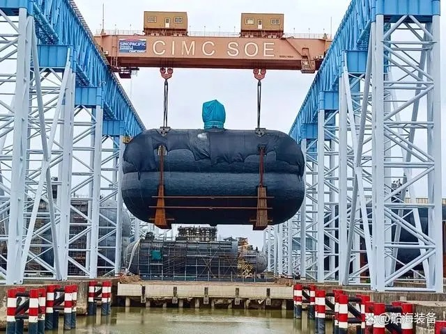 近日，南通中集太平洋海洋工程有限公司（以下簡稱“CIMC SOE”）為舟山長宏國際船舶修造有限公司(以下簡稱“長宏國際”)建造的7500立方全球首制堆疊式LNG雙耳船用燃料罐第一、二船套（T154/155）順利裝船發(fā)運。該燃料罐后續(xù)將安裝在11500TEU集裝箱船上。在該燃料罐制造過程中，河鋼集團舞鋼公司生產(chǎn)的1357噸高性能9Ni鋼板獨家用于該燃料罐制造。  2024年，舞鋼堅定路徑自信，深度貼近市場、貼近客戶，加快由單純生產(chǎn)型企業(yè)向“制造+服務”型企業(yè)轉(zhuǎn)變。充分發(fā)揮技術(shù)優(yōu)勢，各營銷網(wǎng)點和高端高效益產(chǎn)品技術(shù)攻關(guān)團隊協(xié)同作戰(zhàn)，根據(jù)高端客戶的差異化需求，不斷調(diào)整、優(yōu)化服務方案，為客戶提供最優(yōu)的服務。針對該項目打造全球首制堆疊式LNG雙耳船用燃料罐的設計思路，舞鋼營銷人員和科研人員在與客戶進行多次交流的基礎(chǔ)上，為其訂制一套專業(yè)的供貨方案，并成立專項攻關(guān)隊，確保了產(chǎn)品綜合性能及各項指標均居國內(nèi)領(lǐng)先水平。  9Ni鋼是業(yè)界公認技術(shù)含量高、生產(chǎn)難度大的鋼種，由于其在 -196℃環(huán)境下仍具有良好的沖擊性能及強韌性配比，同時兼具優(yōu)良的加工使用性能，被譽為“鋼板皇冠上的明珠”，常被應用于LNG儲罐制造。舞鋼公司通過采取嚴控冶煉過程工藝細節(jié)、穩(wěn)定鋼板終軋溫度等措施，保證了9Ni鋼產(chǎn)品質(zhì)量不斷提升。目前舞鋼研發(fā)生產(chǎn)的9Ni鋼已順利通過NK、KR等9家國際主流船級社認證。    該項目燃料罐采用堆疊式的雙耳罐設計。相比傳統(tǒng)的臥式雙耳罐，采用堆疊式雙耳罐設計可以最大限度利用現(xiàn)有空間，使空間利用率至少提高 40%以上，大大提高整船的運營經(jīng)濟性。