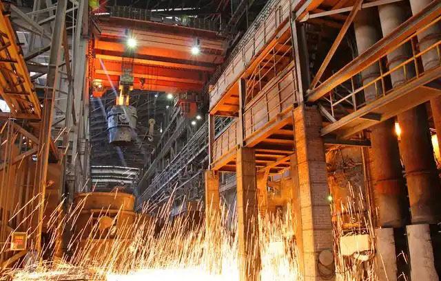 鋼鐵行業是全球工業體系中的重要支柱之一,其產品廣泛應用于基礎設施建設、機械制造、汽車工業等領域。隨著全球工業化進程的不斷深入,鋼鐵行業呈現出國際化競爭格局。在眾多鋼鐵制造企業中,有6家公司以其出色的經營業績和強大的市場地位脫穎而出,成為了世界鋼鐵制造業的領軍企業。  第一，是總部位于中國的寶鋼集團。寶鋼集團創立于1992年,作為中國最大的鋼鐵生產企業,其年產鋼鐵超過1億噸,在全球鋼鐵企業中居首位。寶鋼集團擁有先進的煉鋼技術和完善的產業鏈,產品涵蓋了碳鋼、合金鋼、不銹鋼等多個品類,廣泛應用于汽車、家電、建筑等領域。在國內市場上,寶鋼集團占據主導地位,同時也積極拓展海外市場,在全球范圍內享有較高的品牌知名度。   第二，是同樣總部設在中國的武鋼集團。武鋼集團成立于1958年,是中國最早的鋼鐵生產企業之一,擁有悠久的歷史和豐富的生產經驗。該集團主營碳鋼和合金鋼的生產,年產量超過5000萬噸,位居全球第二。武鋼集團不僅在國內市場占有重要地位,同時也積極開拓海外市場,產品遠銷歐洲、東南亞等地區。近年來,武鋼集團通過并購重組等方式不斷擴大產能,提升了其在全球鋼鐵行業的影響力。   第三，是總部位于印度的塔塔鋼鐵公司。塔塔鋼鐵公司成立于1907年,是全球歷史最悠久的鋼鐵制造企業之一。該公司年產鋼鐵超過1800萬噸,產品涵蓋了碳鋼、合金鋼、不銹鋼等種類,廣泛應用于汽車、基礎設施、機械制造等領域。憑借雄厚的技術實力和優秀的管理團隊,塔塔鋼鐵公司在全球鋼鐵市場上占據了重要地位,在發展中國家市場尤其具有優勢。   第四，是總部位于日本的新日鐵住金株式會社。新日鐵住金株式會社是日本最大的鋼鐵制造企業,年產鋼鐵約4500萬噸,位居全球第四。該公司擁有業內領先的技術水平,在煉鋼、軋鋼等工藝上均有很強的競爭力。同時,新日鐵住金還積極推動產品創新,開發出多種高性能鋼材,廣泛應用于汽車制造、電子電器等行業。憑借雄厚的技術實力和優質的產品,新日鐵住金在日本國內以及東亞地區市場占據主導地位。   第五,是總部位于韓國的POSCO。POSCO創立于1968年,是韓國最大的鋼鐵制造企業,年產鋼鐵約4000萬噸。POSCO在煉鋼技術、產品研發等方面均處于業內領先水平,旗下擁有多家海外子公司,業務覆蓋全球主要市場。近年來,POSCO不斷優化產品結構,提升高附加值鋼材的占比,在汽車制造、電子等領域具有較強的市場競爭力。憑借優秀的經營業績和穩健的財務狀況,POSCO在全球鋼鐵行業中占據重要地位。   第六,是總部位于美國的美國鋼鐵公司。美國鋼鐵公司創立于1901年,是美國最大的鋼鐵制造企業,年產鋼鐵約1600萬噸。該公司在碳鋼、不銹鋼等品類的生產上均具有較強的技術實力,產品廣泛應用于汽車制造、基礎設施建設等領域。近年來,美國鋼鐵公司通過資產重組和技術創新等措施,不斷提升自身競爭力,在北美市場保持領先地位。   舉報/反饋