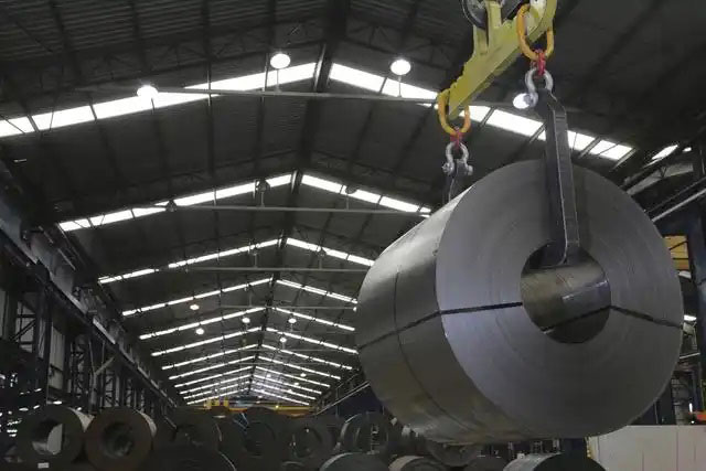 鋼鐵行業是全球工業體系中的重要支柱之一,其產品廣泛應用于基礎設施建設、機械制造、汽車工業等領域。隨著全球工業化進程的不斷深入,鋼鐵行業呈現出國際化競爭格局。在眾多鋼鐵制造企業中,有6家公司以其出色的經營業績和強大的市場地位脫穎而出,成為了世界鋼鐵制造業的領軍企業。  第一，是總部位于中國的寶鋼集團。寶鋼集團創立于1992年,作為中國最大的鋼鐵生產企業,其年產鋼鐵超過1億噸,在全球鋼鐵企業中居首位。寶鋼集團擁有先進的煉鋼技術和完善的產業鏈,產品涵蓋了碳鋼、合金鋼、不銹鋼等多個品類,廣泛應用于汽車、家電、建筑等領域。在國內市場上,寶鋼集團占據主導地位,同時也積極拓展海外市場,在全球范圍內享有較高的品牌知名度。   第二，是同樣總部設在中國的武鋼集團。武鋼集團成立于1958年,是中國最早的鋼鐵生產企業之一,擁有悠久的歷史和豐富的生產經驗。該集團主營碳鋼和合金鋼的生產,年產量超過5000萬噸,位居全球第二。武鋼集團不僅在國內市場占有重要地位,同時也積極開拓海外市場,產品遠銷歐洲、東南亞等地區。近年來,武鋼集團通過并購重組等方式不斷擴大產能,提升了其在全球鋼鐵行業的影響力。   第三，是總部位于印度的塔塔鋼鐵公司。塔塔鋼鐵公司成立于1907年,是全球歷史最悠久的鋼鐵制造企業之一。該公司年產鋼鐵超過1800萬噸,產品涵蓋了碳鋼、合金鋼、不銹鋼等種類,廣泛應用于汽車、基礎設施、機械制造等領域。憑借雄厚的技術實力和優秀的管理團隊,塔塔鋼鐵公司在全球鋼鐵市場上占據了重要地位,在發展中國家市場尤其具有優勢。   第四，是總部位于日本的新日鐵住金株式會社。新日鐵住金株式會社是日本最大的鋼鐵制造企業,年產鋼鐵約4500萬噸,位居全球第四。該公司擁有業內領先的技術水平,在煉鋼、軋鋼等工藝上均有很強的競爭力。同時,新日鐵住金還積極推動產品創新,開發出多種高性能鋼材,廣泛應用于汽車制造、電子電器等行業。憑借雄厚的技術實力和優質的產品,新日鐵住金在日本國內以及東亞地區市場占據主導地位。   第五,是總部位于韓國的POSCO。POSCO創立于1968年,是韓國最大的鋼鐵制造企業,年產鋼鐵約4000萬噸。POSCO在煉鋼技術、產品研發等方面均處于業內領先水平,旗下擁有多家海外子公司,業務覆蓋全球主要市場。近年來,POSCO不斷優化產品結構,提升高附加值鋼材的占比,在汽車制造、電子等領域具有較強的市場競爭力。憑借優秀的經營業績和穩健的財務狀況,POSCO在全球鋼鐵行業中占據重要地位。   第六,是總部位于美國的美國鋼鐵公司。美國鋼鐵公司創立于1901年,是美國最大的鋼鐵制造企業,年產鋼鐵約1600萬噸。該公司在碳鋼、不銹鋼等品類的生產上均具有較強的技術實力,產品廣泛應用于汽車制造、基礎設施建設等領域。近年來,美國鋼鐵公司通過資產重組和技術創新等措施,不斷提升自身競爭力,在北美市場保持領先地位。   舉報/反饋