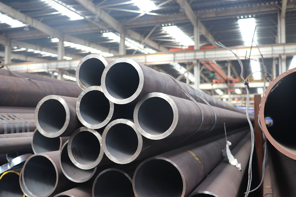 無縫管 (seamless tube)    美標API 5L  無縫管是一種具有中空截面、周邊沒有接縫的長條鋼材。鋼管具有中空截面，大量用作輸送流體的管道，如輸送石油、天然氣、煤氣、水及某些固體物料的管道等。鋼管與圓鋼等實心鋼材相比，在抗彎抗扭強度相同時，重量較輕，是一種經濟截面鋼材，廣泛用于制造結構件和機械零件，如石油鉆桿、汽車傳動軸、自行車架以及建筑施工中用的鋼腳手架等。用鋼管制造環形零件，可提高材料利用率，簡化制造工序，節約材料和加工工時，如滾動軸承套圈、千斤頂套等，目前已廣泛用鋼管來制造。鋼管還是各種常規武器不可缺少的材料，槍管、炮筒等都要鋼管來制造。鋼管按橫截面積形狀的不同可分為圓管和異型管。由于在周長相等的條件下，圓面積最大，用圓形管可以輸送更多的流體。此外，圓環截面在承受內部或外部徑向壓力時，受力較均勻，因此，絕大多數鋼管是圓管。  但是，圓管也有一定的局限性，如在受平面彎曲的條件下，圓管就不如方、矩形管抗彎強度大，一些農機具骨架、鋼木家具等就常用方、矩形管。根據不同用途還需有其他截面形狀的異型鋼管。  目前，全世界生產無縫管的共計有110多個國家的1850多個公司下的5100多個生產廠，其中生產石油管的有44個國家的170多個公司下的260多個廠。2000年，無縫管全國表觀消費量為418.0萬噸，其中國內供應量的382.1萬噸，占國內總需求的91.4%。進口為35.9萬噸，占國內總需求的8.59%。同年石油管消費量大約為91萬噸。進口約25.2萬噸。進口管占國內總消費量的大約70%，其中進口管占國內總消費量的27.69%，石油管進口量約占無縫管總進口量的大約70%。從日本進口的石油管占總進口量一半以上。中國最大的石油套管生產基地——天津鋼管公司2000年的鋼管產品出來為52.20萬噸，其中石油套管產量為36.41萬噸。套管占全國石油產量的一半以上。在產量和銷售量上都占中國套管市場的第一位。    從國際和國內兩個市場來看，無縫管（包括石油專用管）的現有生產能力均已大于需求。所以，今后的重點應放在充分發揮現有機組的能力，開發出高強度等級、高抗擊毀、高抗腐蝕的石油管、高壓鍋爐管和氣瓶管等產品。也是國家針對當前我國鋼鐵市場進行優化產品結構的內容。這也是增加在國內外產品競爭力、擴大市場份額的關鍵所在。就是說，提高國內鋼管企業的市場競爭力是加和WTO以后國內企業長期的任務和成功發展的關鍵。  1.結構用無縫管（GB/T8162-1999）是用于一般結構和機械結構的無縫管。  2.流體輸送用無縫管（GB/T8163-1999）是用于輸送水、油、氣等流體的一般無縫管。  3.低中壓鍋爐用無縫管（GB3087-1999）是用于制造各種結構低中壓鍋爐過熱蒸汽管、沸水管及機車鍋爐用過熱蒸汽管、大煙管、小煙管和拱磚管用的優質碳素結構鋼熱軋和冷拔（軋）無縫管。  4.高壓鍋爐用無縫管（GB5310-1995）是用于制造高壓及其以上壓力的水管鍋爐受熱面用的優質碳素鋼、合金鋼和不銹耐熱鋼無縫管。  5.化肥設備用高壓無縫管（GB6479-2000）是適用于工作溫度為-40~400℃、工作壓力為10~30Ma的化工設備和管道的優質碳素結構鋼和合金鋼無縫管。  6.石油裂化用無縫管（GB9948-88）是適用于石油精煉廠的爐管、熱交換器和管道無縫管。  7.地質鉆探用鋼管（YB235-70）是供地質部門進行巖心鉆探使用的鋼管，按用途可分為鉆桿、鉆鋌、巖心管、套管和沉淀管等。  8.金剛石巖芯鉆探用無縫管（GB3423-82）是用于金剛石巖芯鉆探的鉆桿、巖心桿、套管的無縫管。  9.石油鉆探管（YB528-65）是用于石油鉆探兩端內加厚或外加厚的無縫管。鋼管分車絲和不車絲兩種，車絲管用接頭聯結，不車絲管用對焊的方法與工具接頭聯結。  10.船舶用碳鋼無縫管（GB5213-85）是制造船舶I級耐壓管系、Ⅱ級耐壓管系、鍋爐及過熱器用的碳素鋼無縫管。碳素鋼無縫管管壁工作溫度不超過450℃，合金鋼無縫管管壁工作溫度超過450℃。  11.汽車半軸套管用無縫管（GB3088-82）是制造汽車半軸套管及驅動橋橋殼軸管用的優質碳素結構鋼和合金結構鋼熱軋無縫管。  12.柴油機用高壓油管（GB3093-86）是制造柴油機噴射系統高壓管用的冷拔無縫管。  13.液壓和氣動缸筒用精密內徑無縫管（GB8713-88）是制造液壓和氣動缸筒用的具有精密內徑尺寸的冷拔或冷軋精密無縫管。  14.冷拔或冷軋精密無縫管（GB3639-83）是用于機械結構、液壓設備的尺寸精度高和表面光潔度好的冷拔或冷軋精密無縫管。選用精密無縫管制造機械結構或液壓設備等，可以大大節約機械加工工時，提高材料利用率，同時有利于提高產品質量。  15.結構用不銹鋼無縫管（GB/T14975-1994）是廣泛用于化工、石油、輕紡、醫療、食品、機械等工業的耐腐蝕管道和結構件及零件的不銹鋼制成的熱軋（擠、擴）和冷拔（軋）無縫管。  16.流體輸送用不銹鋼無縫管（GB/T14976-1994）是用于輸送流體的不銹鋼制成的熱軋（擠、擴）和冷拔（軋）無縫管。  17.異型無縫管是除了圓管以外的其他截面形狀的無縫管的總稱。按鋼管截面形狀尺寸的不同又可分為等壁厚異型無縫管（代號為D）、不等壁厚異型無縫管（代號為BD）、變直徑異型無縫管（代號為BJ）。異型無縫管廣泛用于各種結構件、工具和機械零部件。和圓管相比，異型管一般都有較大的慣性矩和截面模數，有較大的抗彎抗扭能力，可以大大減輕結構重量，節約鋼材。  一般用無縫管是用10、20、30、35、45等優質碳結鋼16Mn、5MnV等低合金結構鋼或40Cr、30CrMnSi、45Mn2、40MnB等合結鋼熱軋或冷軋制成的。10、20等低碳鋼制造的無縫管主要用于流體輸送管道。45、40Cr等中碳鋼制成的無縫管用來制造機械零件，如汽車、拖拉機的受力零件。一般用無縫管要保證強度和壓扁試驗。熱軋鋼管以熱軋狀態或熱處理狀態交貨；冷軋以熱以熱處理狀態交貨。低中壓鍋爐用無縫管：用于制造各種低中壓鍋爐、過熱蒸汽管、沸水管、水冷壁管及機車鍋爐用過熱蒸汽管、大煙管、小煙管和拱磚管等。  用優質碳素結構鋼熱軋或冷軋（撥）無縫管。主要用10、20號鋼制造，除保證化學成分和機械性能外要做水壓試驗，卷邊、擴口、壓扁等試驗。熱軋以熱軋狀態交貨、冷軋（撥）以熱處理狀態交貨。  無縫管計算公式及舉例說明：（kg/m）W=0.02466×S（D–S）D=外徑S=壁厚  外徑為60mm壁厚4mm的無縫鋼管，求每m重量。每m重量=0.02466×4×（60–4）=5.52kg