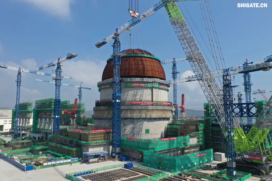 近日，“華龍一號”批量化建設項目——漳州核電項目2號機組熱態性能試驗順利完成。河鋼集團舞鋼公司生產的高端核電鋼板批量應用在漳州核電項目1~4號機組的穩壓器、蒸汽發生器、人員閘門、設備閘門、硼注箱等核島級關鍵設備制造。  舞鋼公司堅定特鋼思路，依托自身深厚的技術積淀，不斷開發更多滿足市場需求的高端核電鋼。針對漳州核電項目用鋼特點，舞鋼公司組建專項技術團隊，進一步完善核電鋼板質量保證體系，優化冶煉、軋制與熱處理工藝，確保了生產出的高端核電用鋼板性能穩定，滿足了客戶需求，成功實現批量應用，為“華龍一號”核電項目建設提供了重要的材料保障，助力我國核電產業發展。     b5c22239-6b29-4959-9963-b9c789c943c8.jpg     漳州核電項目是我國自主三代核電技術“華龍一號”批量化建設的始發地，也是全球最大的“華龍一號”核電基地，規劃建設6臺“華龍一號”核電機組，總裝機容量720萬千瓦，全部投產后年發電量超600億千瓦時。  從秦山核電站到漳州核電項目，從常規島到核島，舞鋼公司生產的核電鋼板深度參與了我國眾多核電項目建設。隨著“華龍一號”批量化建設的快速推進，舞鋼公司將繼續以“科技創新和技術營銷”為兩大引擎，助推“雙碳”目標實現，促進全球清潔能源發展貢獻“中國方案”。