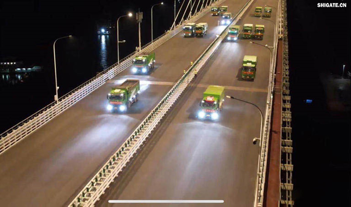 6月16日22時，世界最大跨度斜拉橋——常泰長江大橋燈火通明，車聲轟鳴，一場通車前的“極限挑戰(zhàn)”正緊張進(jìn)行。30輛總重達(dá)1200噸的四軸加載車，分批列隊駛上橋面預(yù)先劃定的停靠點，并由提前布置在橋梁各關(guān)鍵部位的869個傳感器開展實時監(jiān)測，采集測試數(shù)據(jù)。由此，大橋跨江公鐵合建段主橋橋梁荷載試驗全面啟動。    AA1GQ79M.jpg    這次荷載試驗覆蓋范圍具體包括1座主跨1208米斜拉橋、2座主跨388米鋼桁拱專用航道橋、1座非通航道孔橋以及南北兩座引橋，共設(shè)計119個靜載工況和111個動載工況。其中，最大對稱靜力加載工況將動用110輛四軸加載車，總重達(dá)4400噸。試驗將持續(xù)一周，分五個階段進(jìn)行。試驗首日在錄安洲非通航孔橋和常州側(cè)公鐵合建段引橋?qū)嵤? 常泰長江大橋是連通常州與泰興的跨江通道，是長江上首座集高速公路、城際鐵路和普通公路三種功能于一體的雙層復(fù)合型橋梁，計劃于今年年內(nèi)基本建成。它的上層為雙向六車道高速公路，下層為雙線城際鐵路和普通公路。如此復(fù)雜的結(jié)構(gòu)，如何確保它在未來百年服役中安全可靠？答案就藏在荷載試驗中。    AA1GQduQ.jpg    荷載試驗堪稱橋梁通車前的“綜合大考”，是確保橋梁安全運(yùn)營的“體檢報告”。江蘇省交通工程建設(shè)局常泰長江大橋建設(shè)指揮部現(xiàn)場常務(wù)副指揮長夏鵬飛介紹，“荷載試驗是檢測橋梁結(jié)構(gòu)安全和承載能力的重要手段，通過科學(xué)的加載測試和數(shù)據(jù)采集分析，驗證實際成橋狀態(tài)與理論設(shè)計的鍥合度，確保常泰長江大橋運(yùn)營安全。”考慮到大橋主體采用鋼結(jié)構(gòu)和鋼-混凝土組合結(jié)構(gòu)，為最大限度減少晝夜溫差對測試數(shù)據(jù)的影響，所有試驗均安排在夜間實施。  通過一系列科學(xué)嚴(yán)謹(jǐn)?shù)暮奢d測試，這座世界級多功能大橋的實際性能將得到充分檢驗，為常泰長江大橋后續(xù)安全通車運(yùn)營提供至關(guān)重要的數(shù)據(jù)支撐。